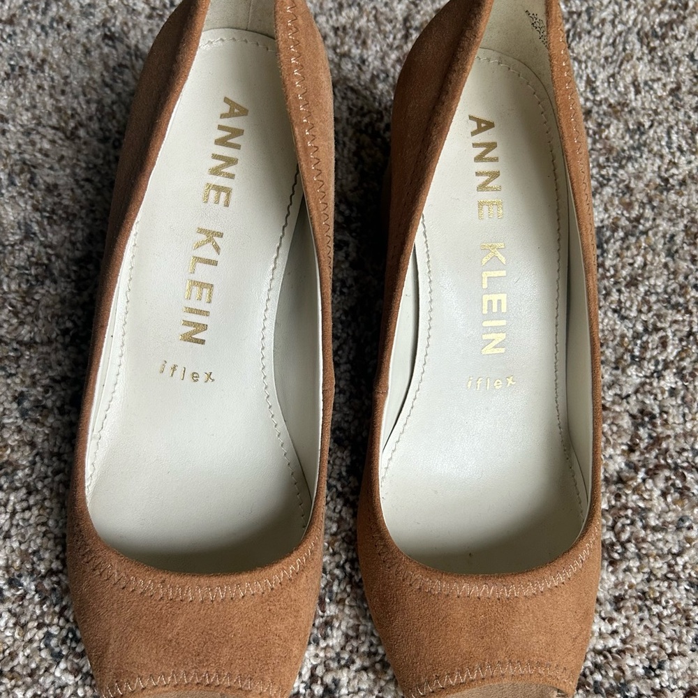 Cute Anne Klein leather pumps with block heel! Round peep toe and slip-on.
